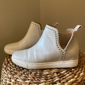 Ladies Chelsea &Violet slip on ankle booties.   Very light grey, size 9